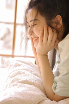 两座山峰守玉门一杆银枪